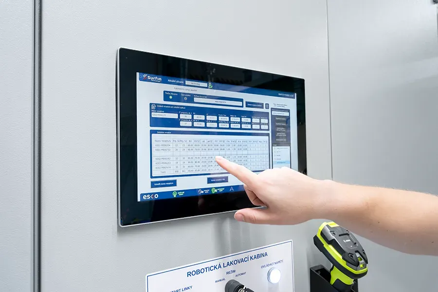 Lakýrník nastavuje lakovací process v řídicím systému ESCO
