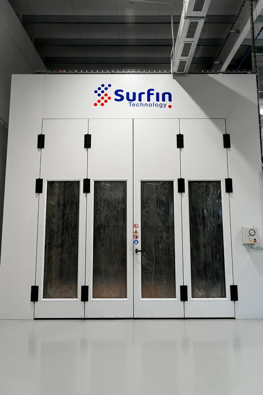 Wet coating booth with closed doors