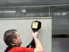 Pracovník lakovny měří nevytvrzenou vrstvu práškové barvy pomocí měřicího přístroje CoatMaster Flex