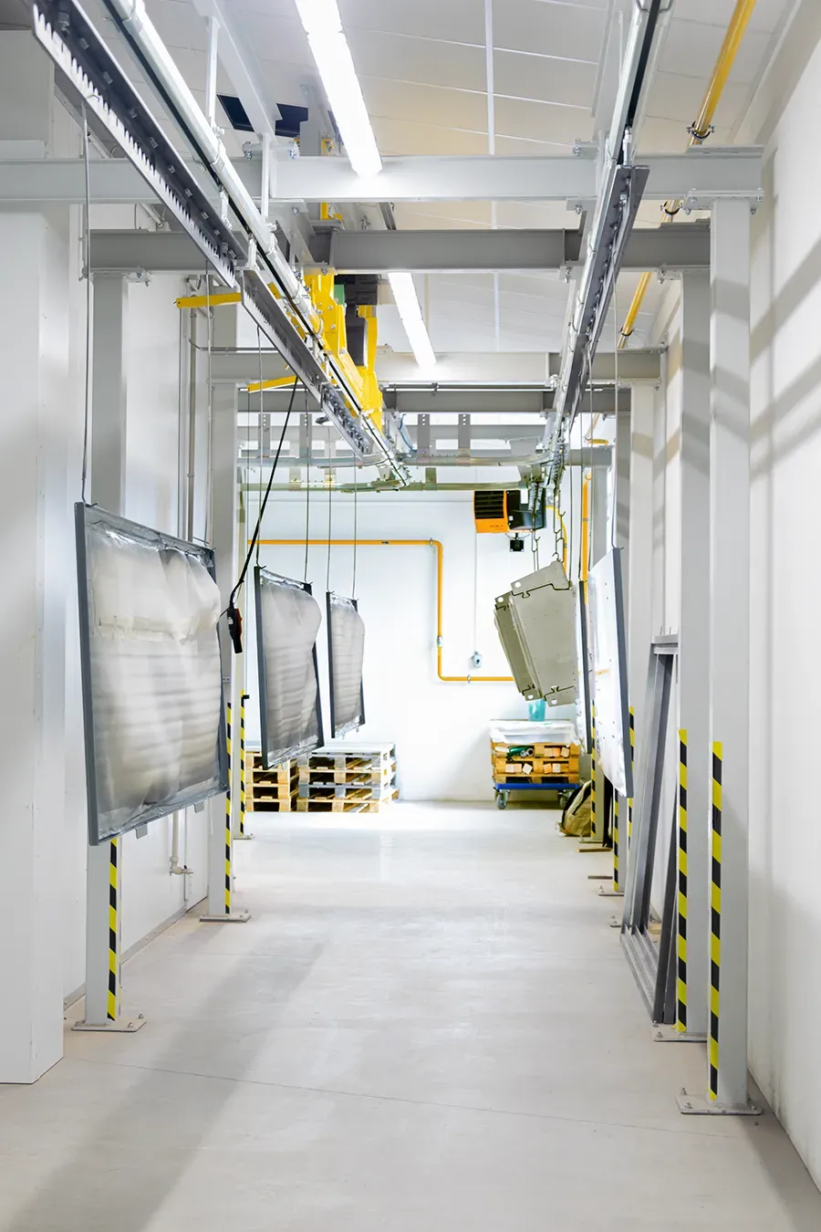 Overhead manual conveyor with loading station