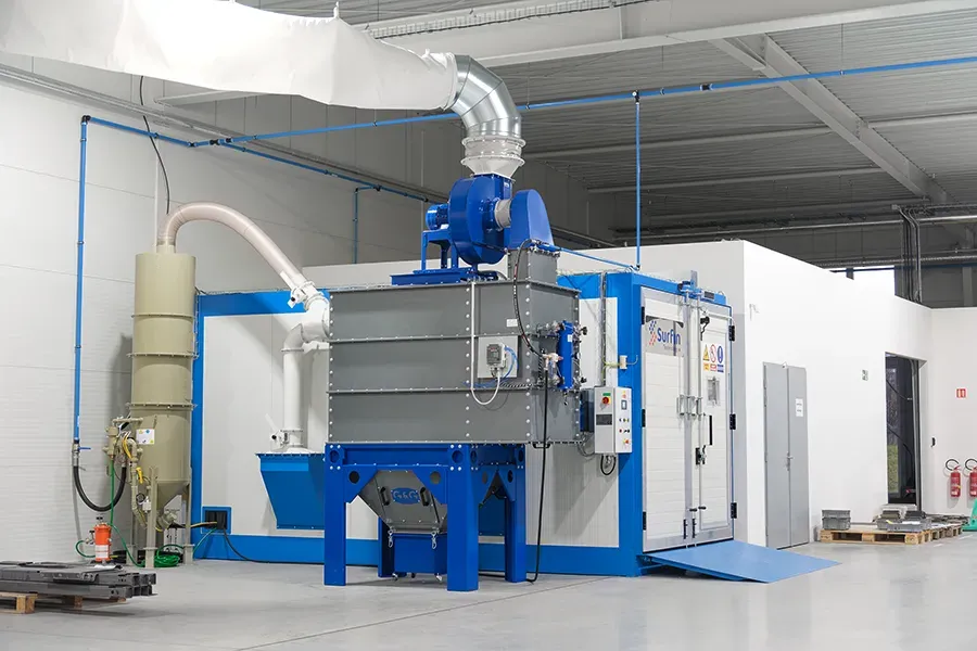 Compact blasting booth with filtration