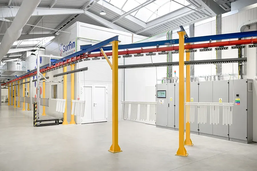 Ovládací panel řídicího systému ESCO a podvěsný dopravník