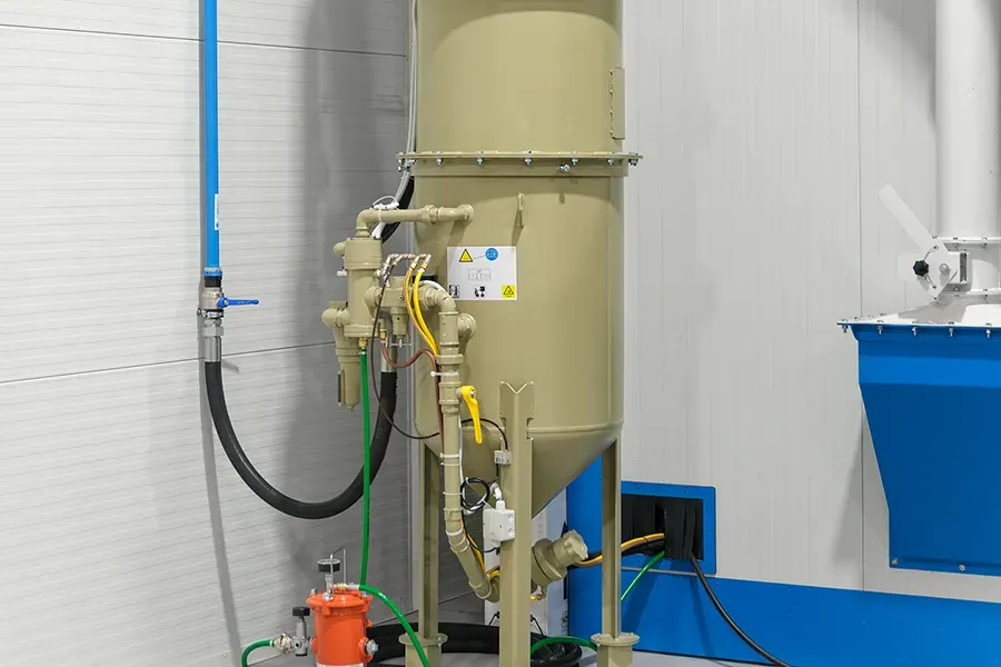 Abrasive blasting media storage hopper
