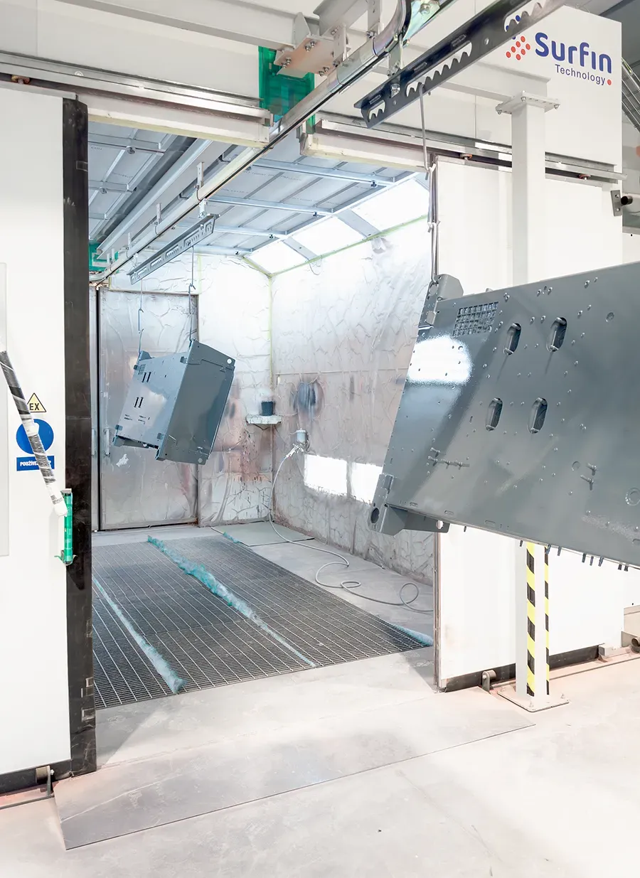 Wet coating booth with coated metal parts