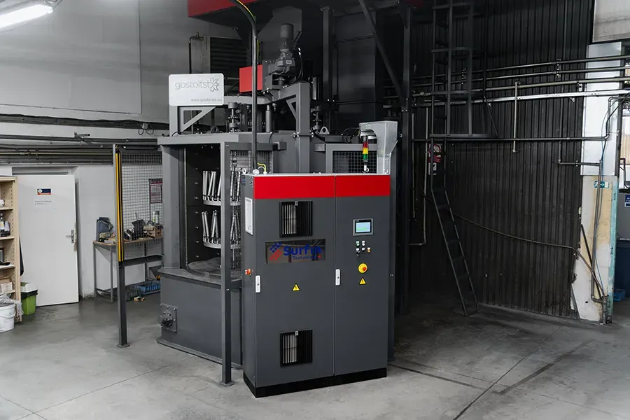Three-chamber carousel blasting machine