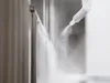 Robot lakující díl bílou práškovou barvou