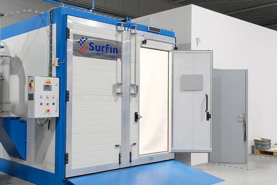 Compact blasting booth personnel entrance