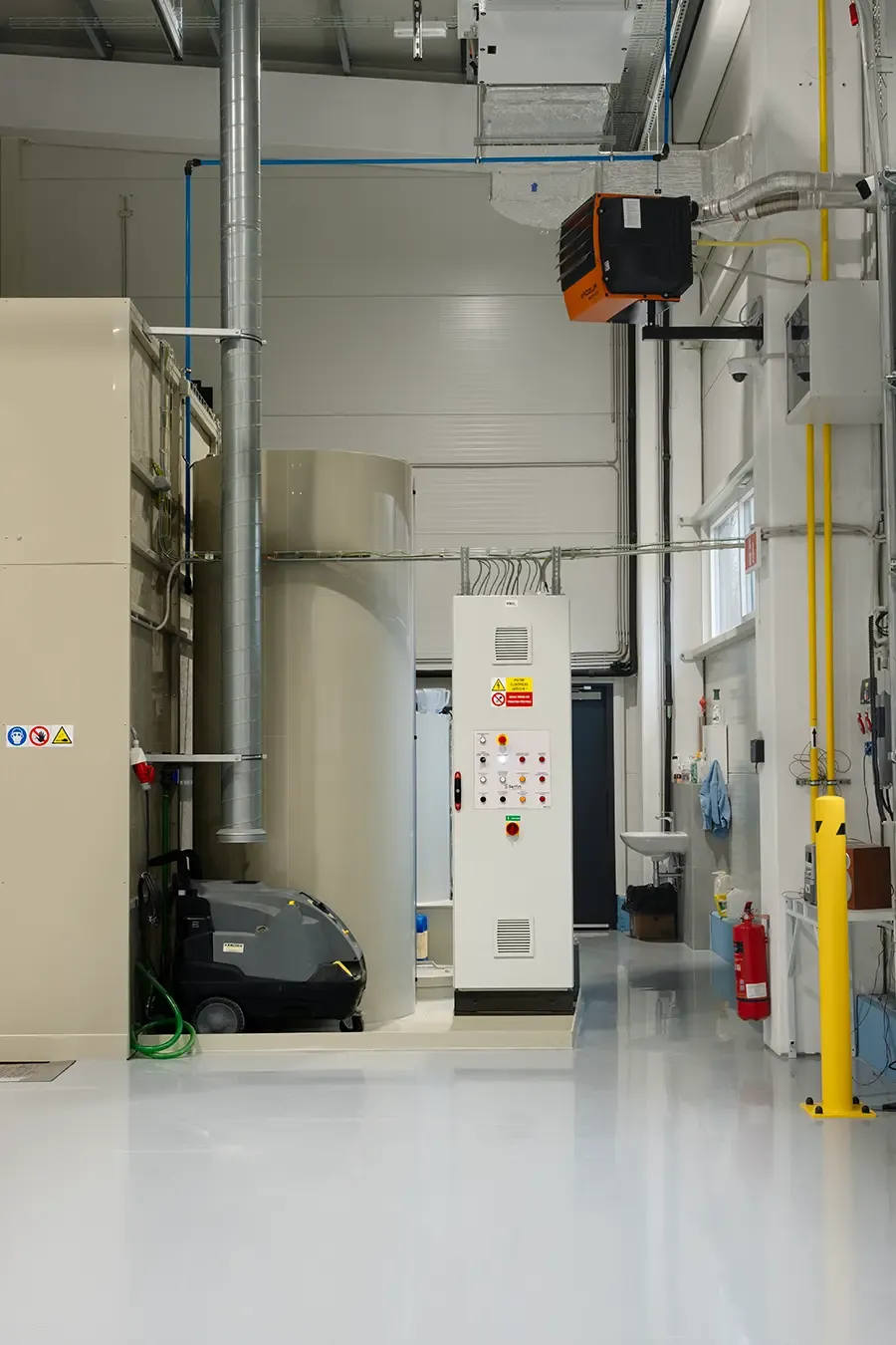 Wash booth control panel with high-pressure pressure washer