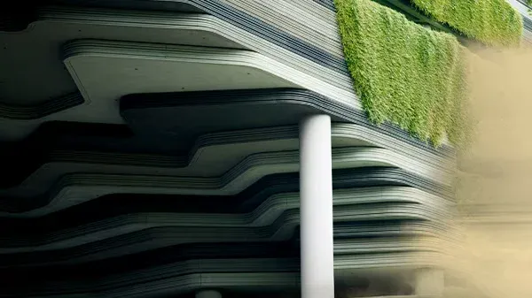 Moderní budova s mechovým porostem natřena paletou Healing Nature