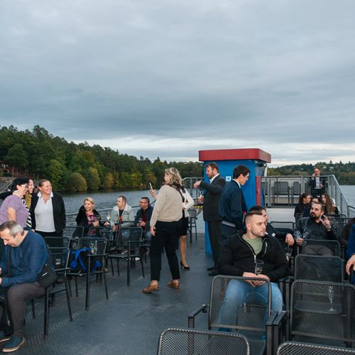 Zaměstnanci a kolegové si užívají plavbu pro Brněnské přehradě.