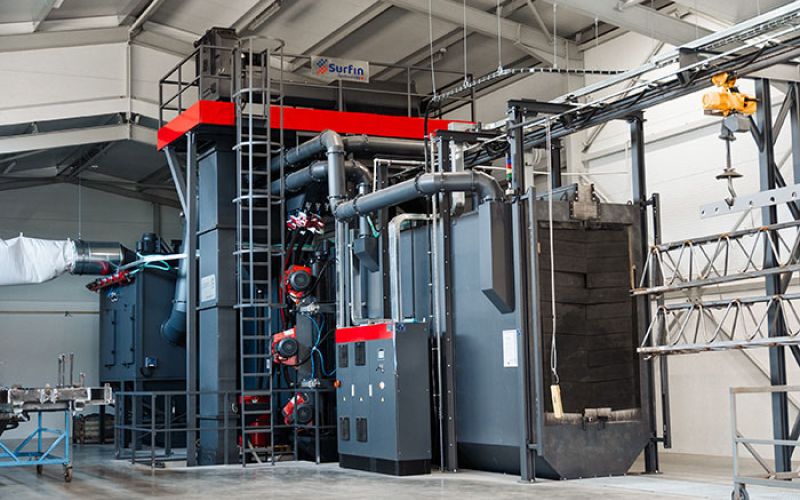 Tryskací zařízení v industriální hale