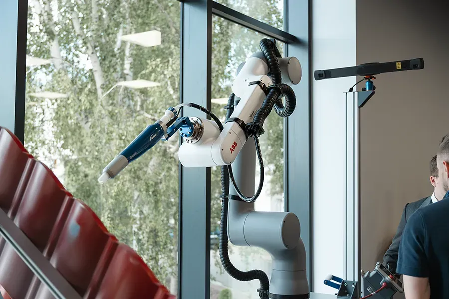 Robot GoFa od ABB s Nordson aplikátorem pro práškové lakování