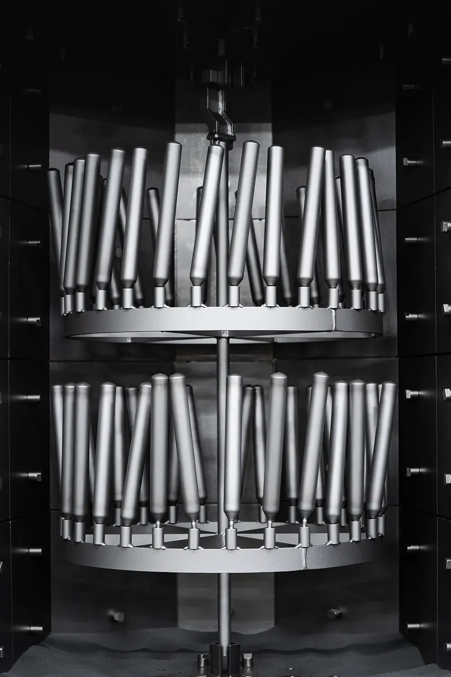 Blasting machine with a loaded hanging system
