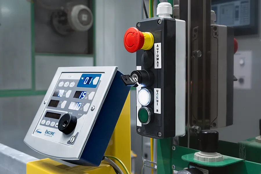 Přepínač řízení robota – režim učení a automatické lakování