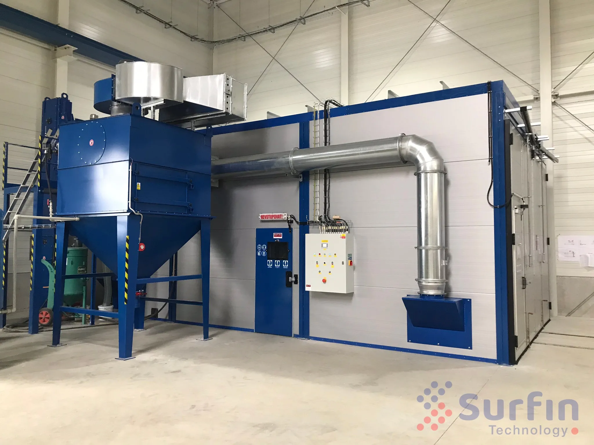 Blasting chamber with blasting equipment
