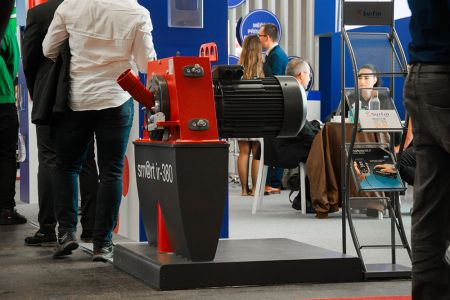 Červená metací turbína na stánku SURFIN Technology na MSV 2024